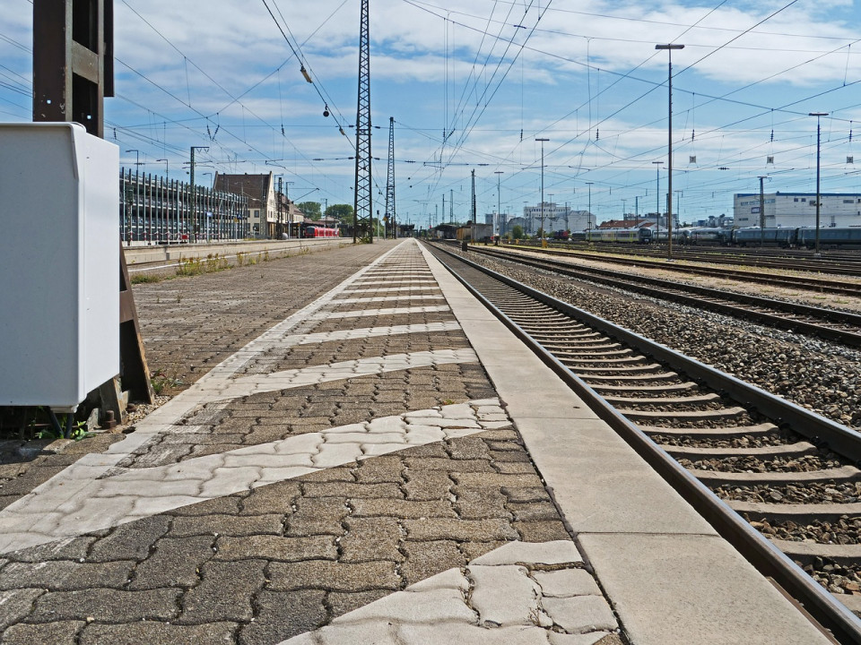 Ein leerer Bahnsteig mit vielen Gleisen. Foto: Erich Westendarp, pixelio.de