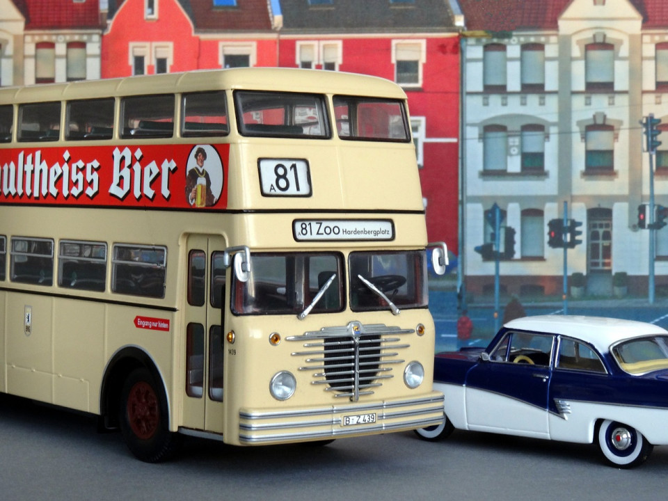 Ein BVG-Modellbus und ein Modellauto fahren nebeneinander. Foto: Peter Wolf, pixabay