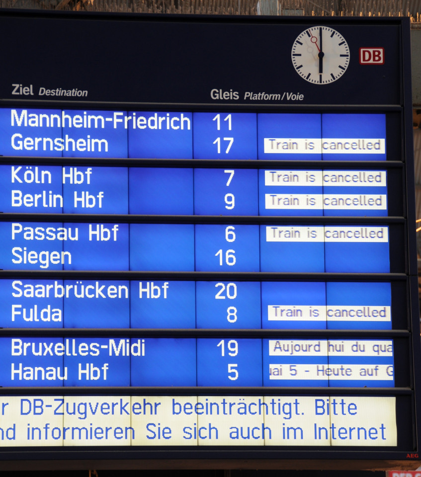 Anzeigetafel in einem Bahnhof. Dort angezeigt werden 10 Züge, von denen 5 Züge komplett ausfallen und 2 deutlich verspätet sind.