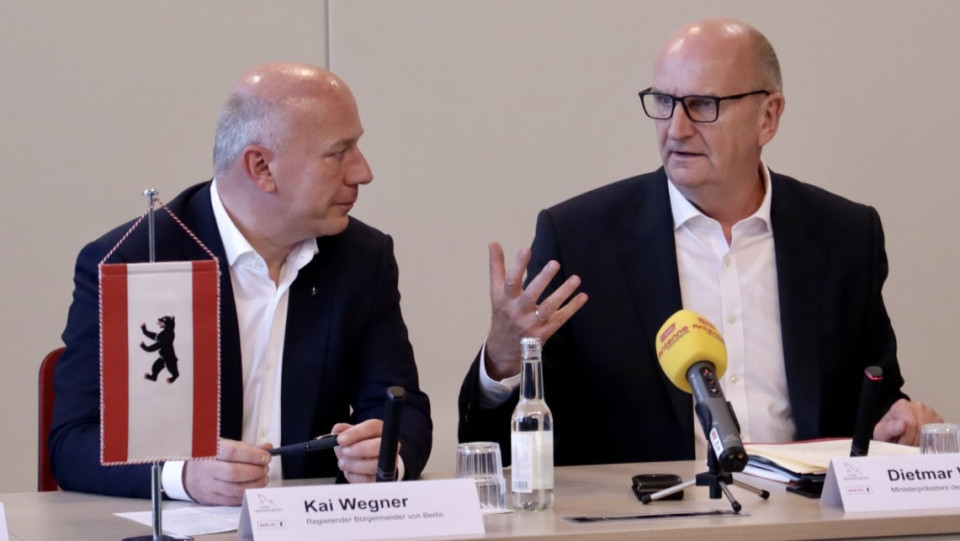 Der Beriner Regierende Bürgermeister Kai Wegner (CDU; links) und Brandenburgs Ministerpräsident Dietmar Woidke (SPD, rechts). Foto: Staatskanzlei Brandenburg am 19.6. auf dem Bahngipfel