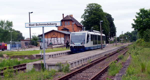 Ein Triebwagen im Endbahnhof Bad Schmiedeberg