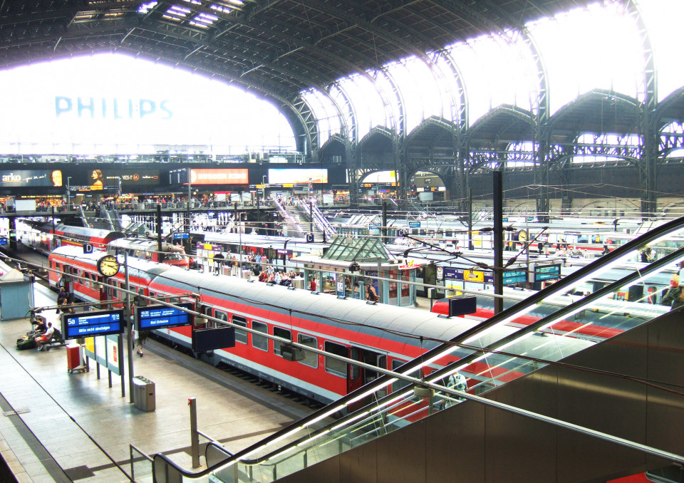 Hamburger Hauptbahnhof mit einem Regionalzug. Foto: Pixelio, Rainer Sturm