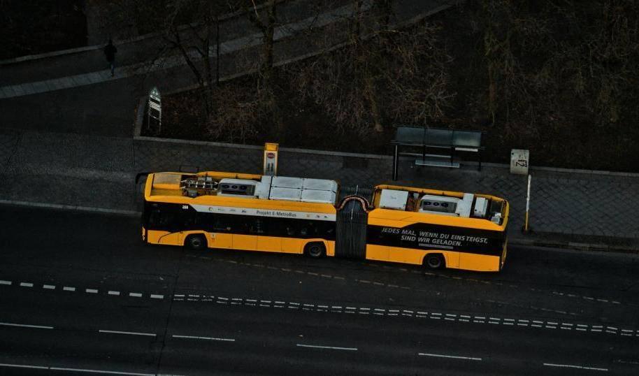 Luftbild eines gelben Busses an einer Haltestelle