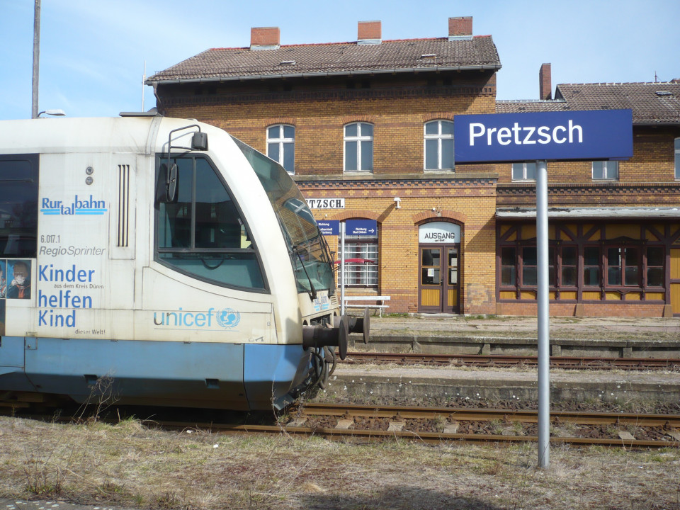 Auf einem Gleis am Bahnhof Pretzsch steht ein Triebwagen des Busunternehmens Vetter GmbH.