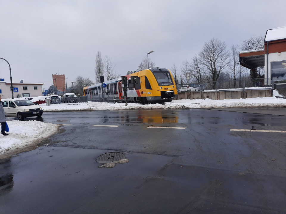 Ein Dieseltriebwagen der Hessischen Landesbahn erreicht auf der Fahrt nach Mainzlar einen Bahnübergang in Lollar.