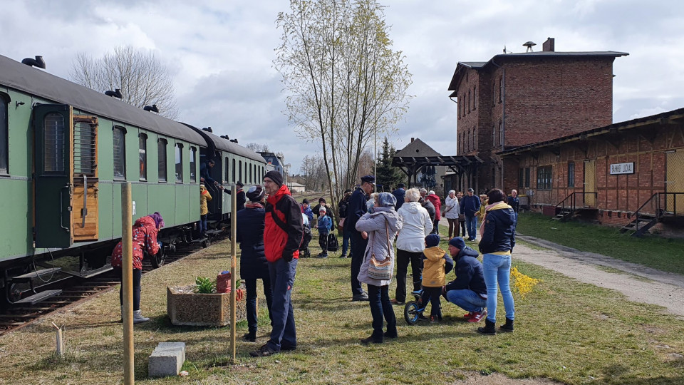 Ein Sonderzug mit historischen Reisezugwagen steht am Bahnsteig im Bahnhof Luckau. Foto: NLEF