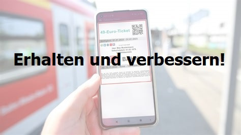 Vor einem ausfahrenden Regionalzug wird ein Handy mit dem Startbildschirm für das 49 Euro-Ticket gehalten.