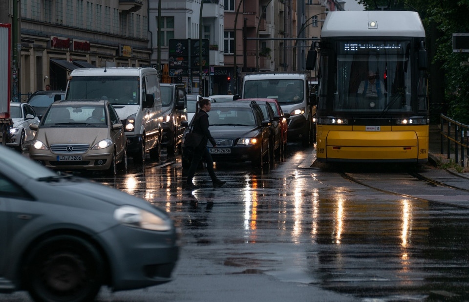 Eine Straßenbahn in Berlin steht rechts am Bildrand, links daneben, in drei Fhrspuren, stehen Autos im Stau. Von ganz links fährt ein weiteres Auto in das Bild. Foto: 12138562, pixabay.de