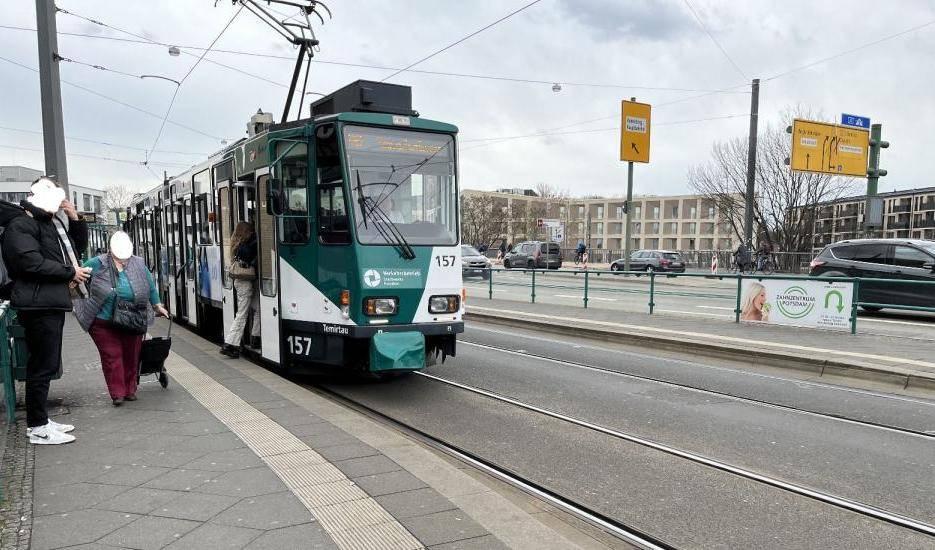 Tatra-Gelenkzug steht an der Haltestelle Lange Brücke.