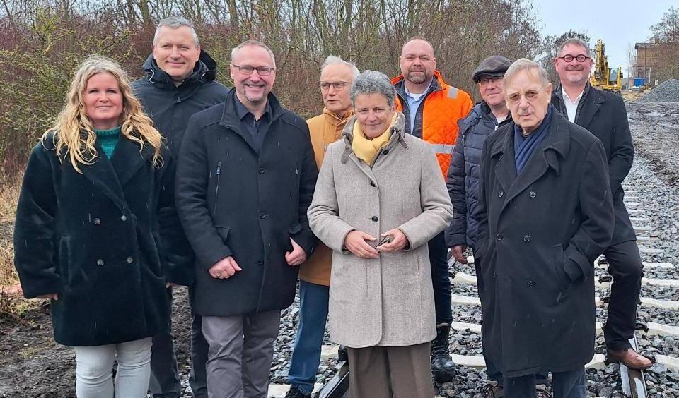 Fördergeldgeber für das Reaktivierungsprojekt der Eisenbahnstrecke Köthen – Aken: (Mitte) Sachsen-Anhalts Verkehrsministerien Dr. Lydia Hüskens, (rechts) BRE-Geschäftsführer Gerhard J. Curth, (links) Vertreter des Landkreises und (3.v.l.) Akens Bürgermeister Jan-Hendrik Bahn sowie (hinten 2.v.r.) der Geschäftsführer des Hafenbetriebs Aken, Jan Schwärzel.
