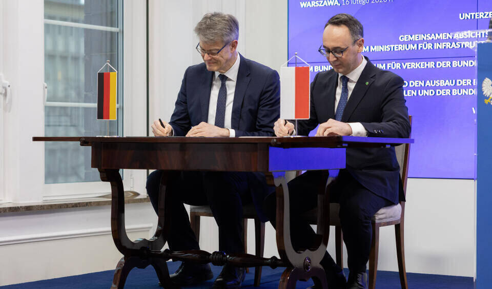 Der polnische Infrastrukturminister Dariusz Klimczak und der deutsche Verkehrsminister Patrick Schnieder haben in Warschau eine Vereinbarung über die Modernisierung und den Ausbau der Eisenbahnverbindungen zwischen Polen und Deutschland unterzeichnet.