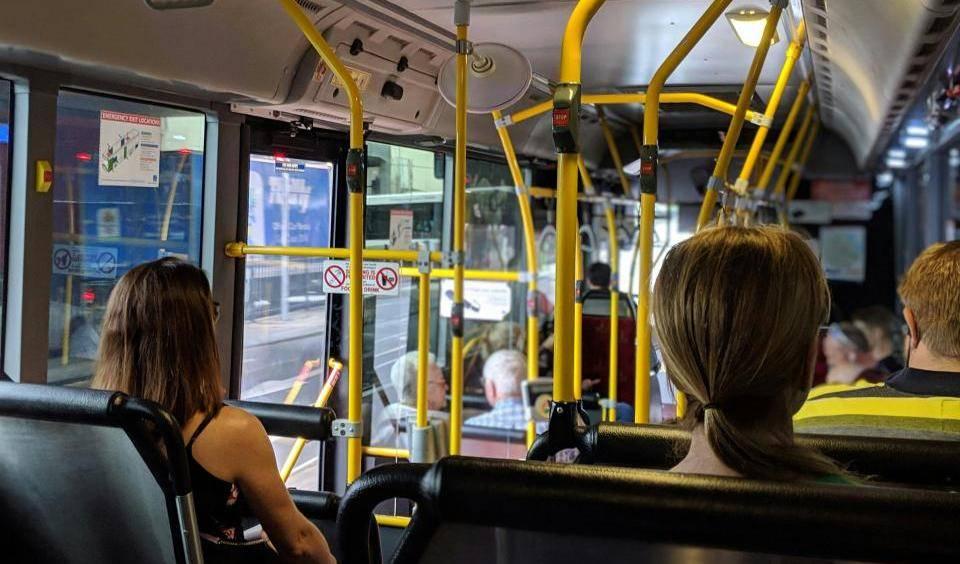 Personen in einem Linienbus.