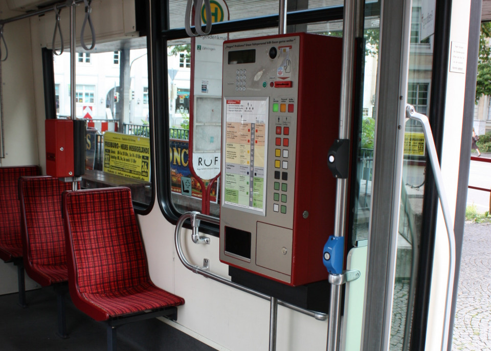 Innenansicht einer Straßenbahn mit Fahrkartenautomat und leeren Sitzen. Foto: Siegfried Fries, pixelio